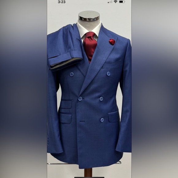 Blue double breasted super 150 cerruti wool suit-made in Italy
Peak lapel - Picture 2 of 3